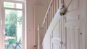 A staircase with white railings and a wooden ceiling. - Pretty town house in the heart of Chinon + garden 6 p. (Chinon)