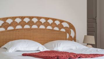 3 chambres, bureau, fer et planche Ă repasser, lit parapluie