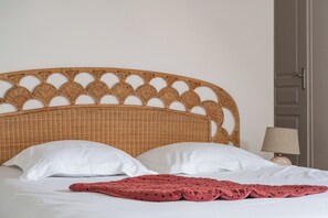 3 bedrooms, desk, iron/ironing board, travel crib - Pretty town house in the heart of Chinon + garden 6 p. (Chinon)