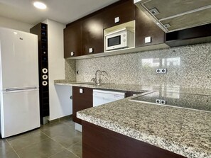 Køleskab, mikrobølgeovn, ovn, opvaskemaskine