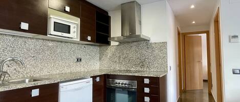 Jääkaappi, mikroaaltouuni, uuni, astianpesukone