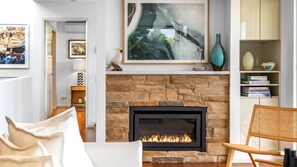Smart TV, fireplace, DVD player, books - Binalong House by HolidayCo. (KILLCARE HEIGHTS)