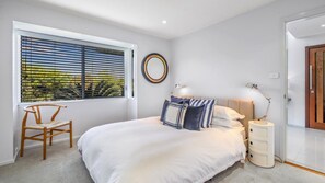 4 bedrooms, iron/ironing board, free WiFi, bed sheets - Binalong House by HolidayCo. (KILLCARE HEIGHTS)