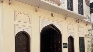 Um edifício tradicional com portas em arco e molduras decorativas.