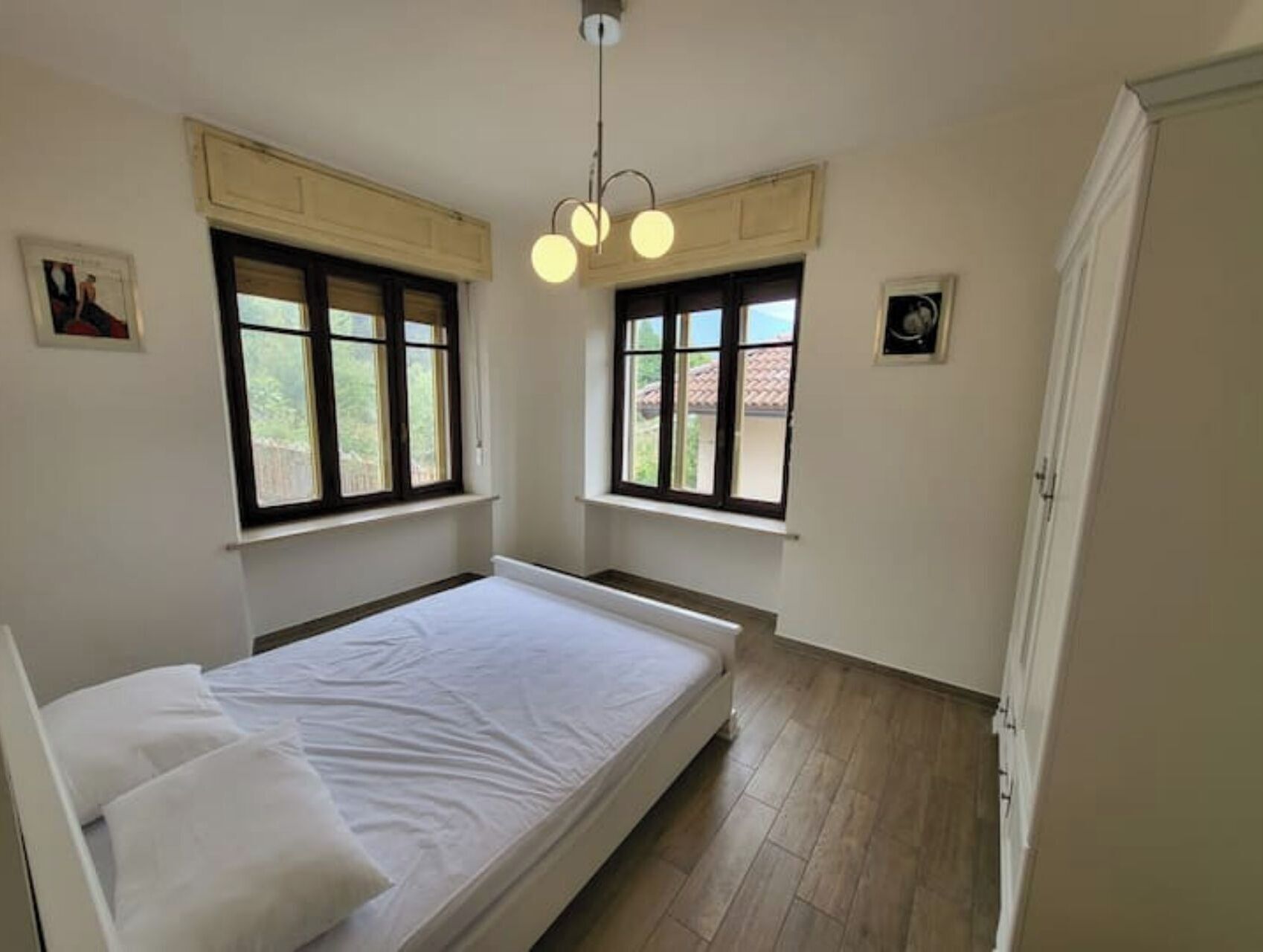 4 sovrum, skrivbord, strykjärn/strykbräda och resesäng