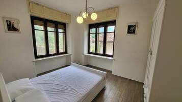 4 quartos, escrivaninha, ferros/tábuas de passar roupa, berço de viagem