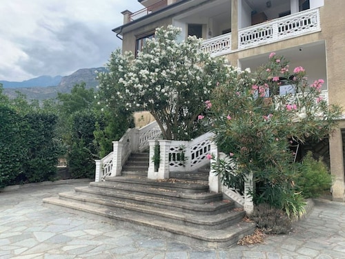 Grand appartement climatisé avec grande cour privative