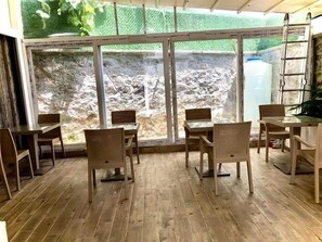 Café da manhã para viagem grátis todos os dias