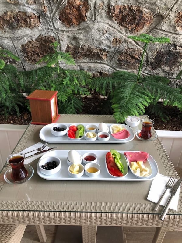 Free daily on-the-go breakfast