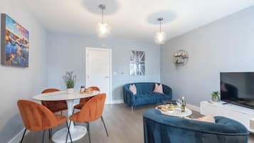 Apartment | Wohnbereich | 32-Zoll-Flachbildfernseher mit Digitalempfang, Fernseher, Netflix