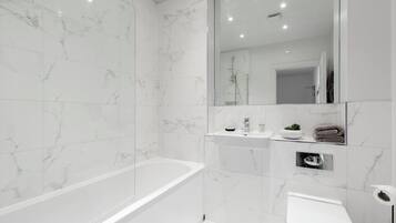 Leilighet | Bad | Dusj, toalettartikler (inkludert), hårføner og håndklær