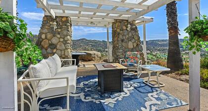 4 Bed. Spacious home w/ POOL & views on 2.5 acres. King-size beds.