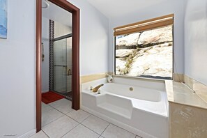 Bañera con ducha, secador de pelo, toallas, jabón