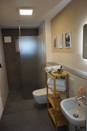 Shower, hair dryer, towels, soap - HochgratBlick.modern.cozy.relaxed (Argenbühl)