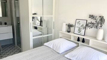 4 slaapkamers, een strijkplank/strijkijzer, reisbedje, gratis wifi