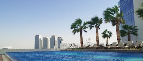 Piscina a l'aire lliure i piscina climatitzada