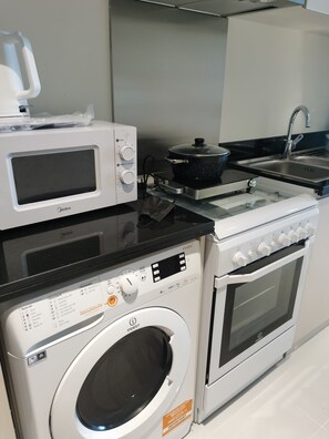 Fridge, microwave, oven, stovetop - Perfect staycation (دبي)