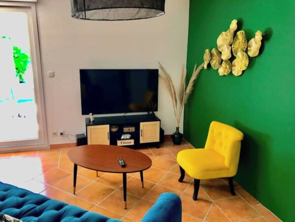 Smart TV, DVD player, ping pong, books