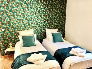 2 bedrooms, iron/ironing board, travel cot, free WiFi