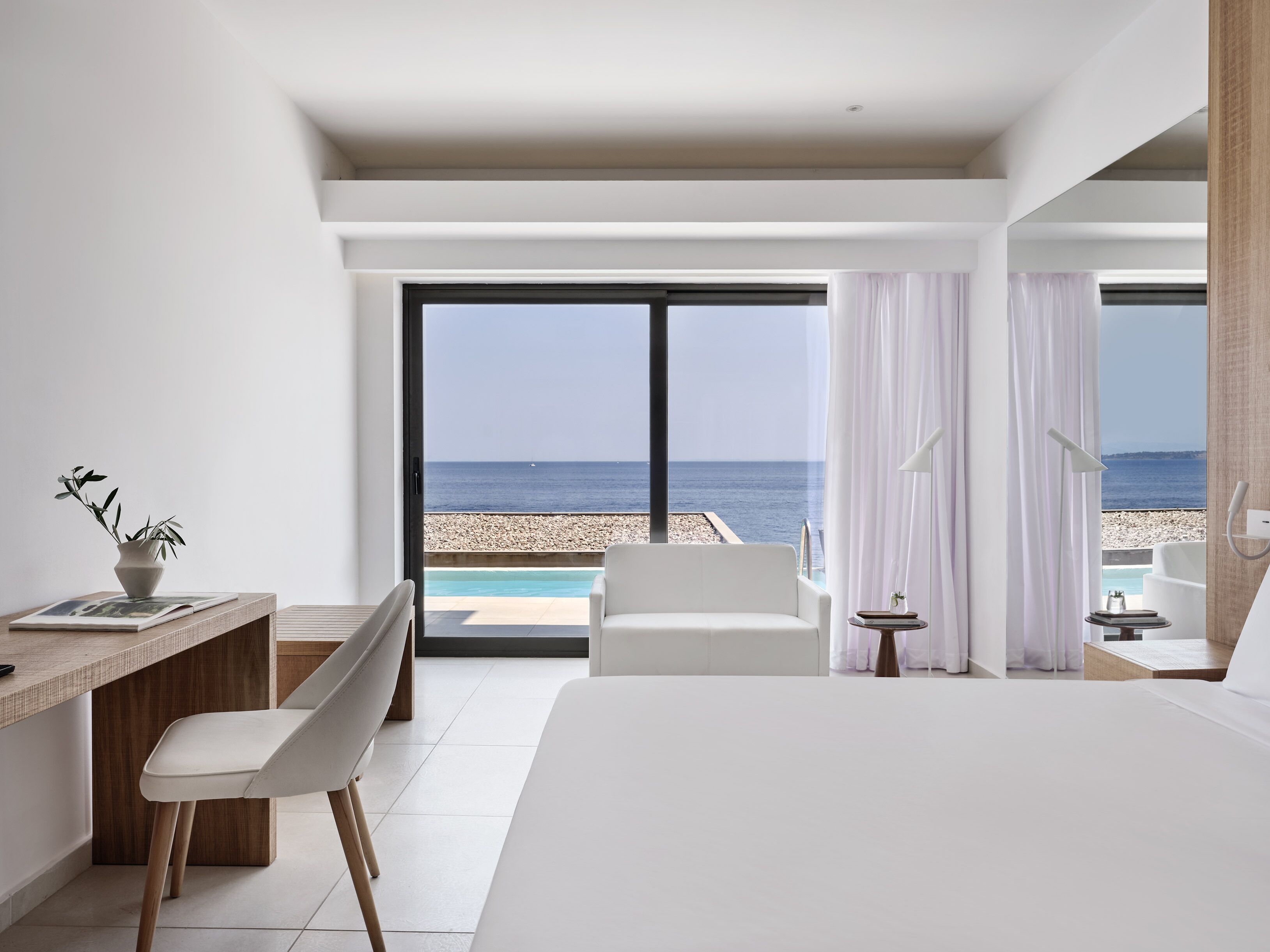 Junior Suite Sea View | Ilmaiset minibaarituotteet, tallelokero huoneessa, työpöytä