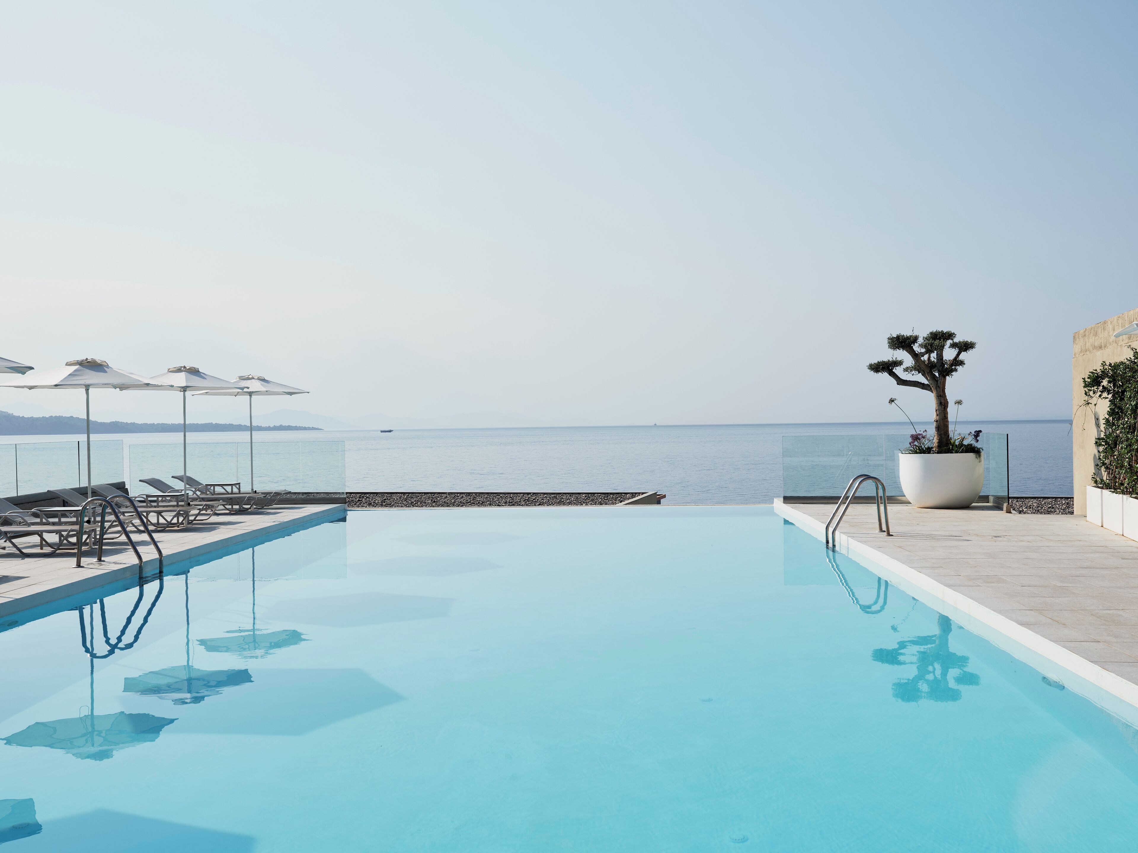 Kauden mukainen ulkouima-allas avoinna 9.00–19.00, aurinkovarjoja