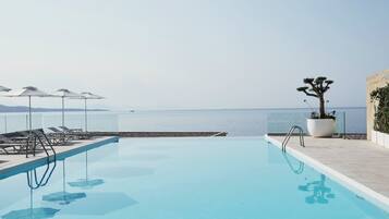 Außenpool (je nach Saison geöffnet), Sonnenschirme, Liegestühle