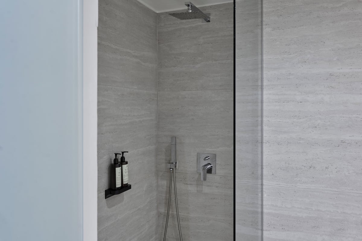 Kostenlose Toilettenartikel, Haartrockner, BademÀntel, Hausschuhe