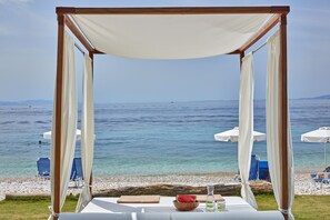 Accommodatie ligt op het strand, ligstoelen, parasols, strandlakens