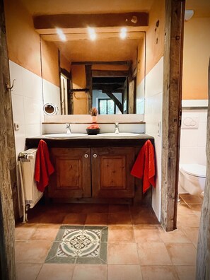 Douche, sèche-cheveux, bidet, serviettes fournies