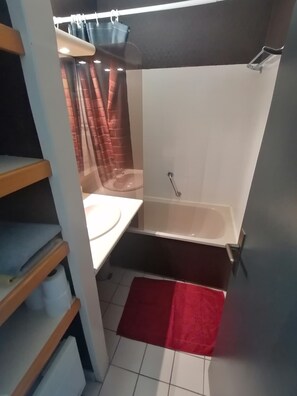 وحدات دش مع أحواض استحمام، مجففات شعر، صابون، ورق حمّام