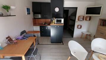 Jääkaappi, uuni, liesi, astianpesukone