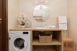 Appartement, 1 chambre, balcon | Salle de bain | Douche, serviettes fournies