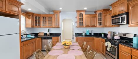 Private kitchen | Fridge, microwave, oven, stovetop