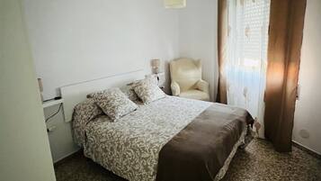 3 slaapkamers, een strijkplank/strijkijzer, reisbedje, gratis wifi