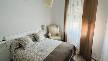 3 habitaciones, tabla de planchar con plancha y cuna de viaje