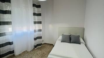 3 slaapkamers, een strijkplank/strijkijzer, reisbedje, gratis wifi