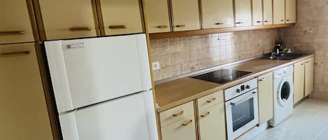 Frigorífico, microondas, horno y placa de cocina