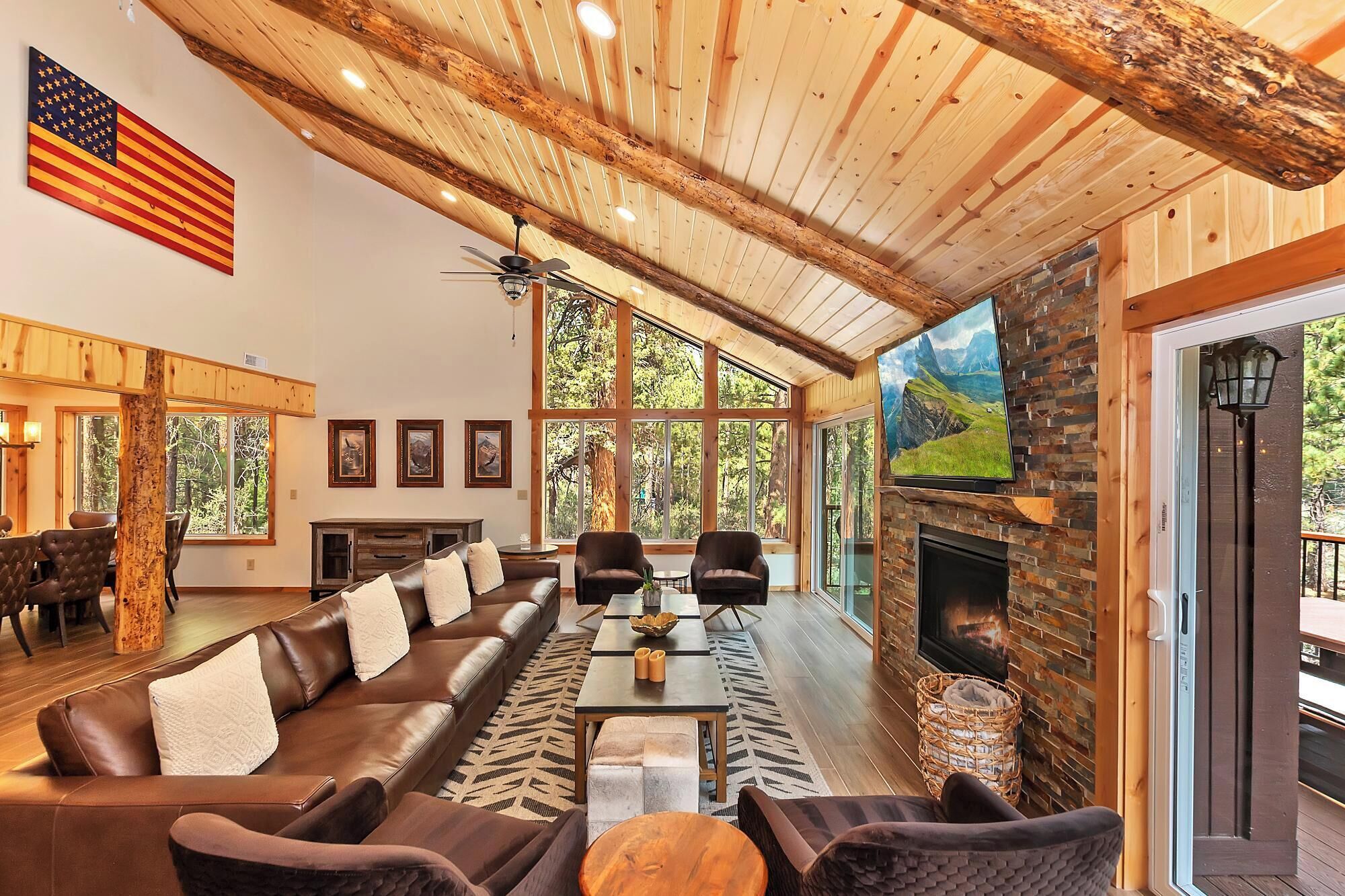 Televisie en een open haard