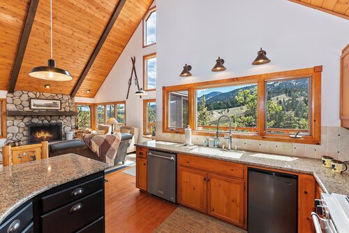 Aspen Escape by Destination Big Bear: Incredible Views and Game Table. Close to Bear Mountain and the Zoo! EV Charger!