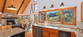 Aspen Escape by Destination Big Bear: Incredible Views and Game Table. Close to Bear Mountain and the Zoo! EV Charger!