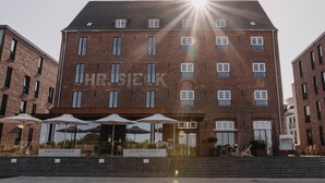 A brick building with a sign reading "SÜDSPEICHER Hotel & Bistro". - Südspeicher (Kappeln)