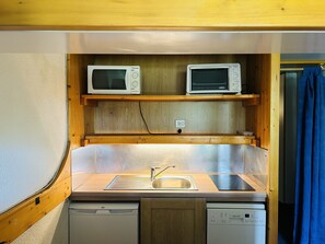 Coffee/tea maker, fridge, microwave, stovetop - Ski-in/Ski-out Studio with Balcony (Les Arcs 1800)