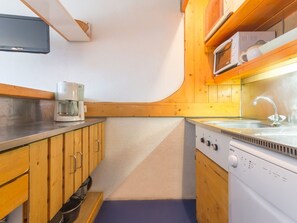 Fridge, stovetop, dishwasher, coffee/tea maker