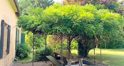 45' from beaches and Bordeaux, south, house with swimming pool & private garden