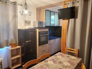 Fridge, microwave, oven, coffee/tea maker