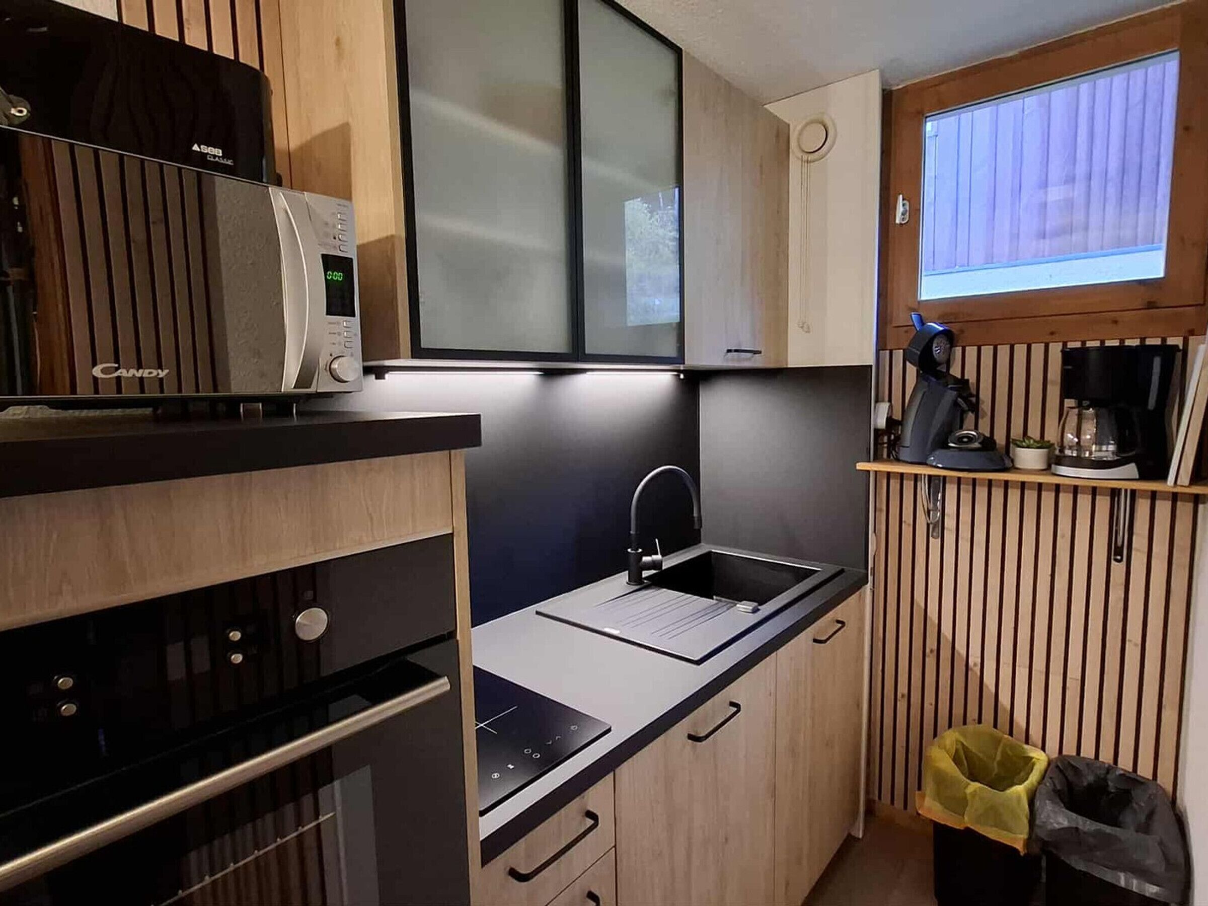 Kühlschrank, Mikrowelle, Ofen, Geschirrspüler