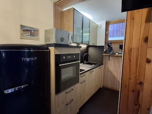 Fridge, microwave, oven, coffee/tea maker