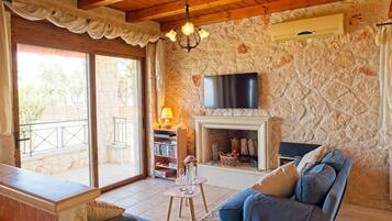 Villa | Área de sala de estar | Televisión de 30 pulgadas con canales digitales