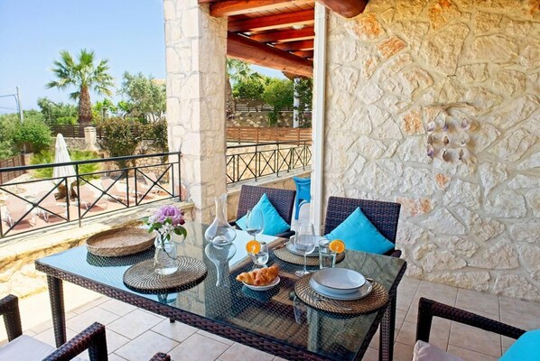 Villa | Outdoor dining