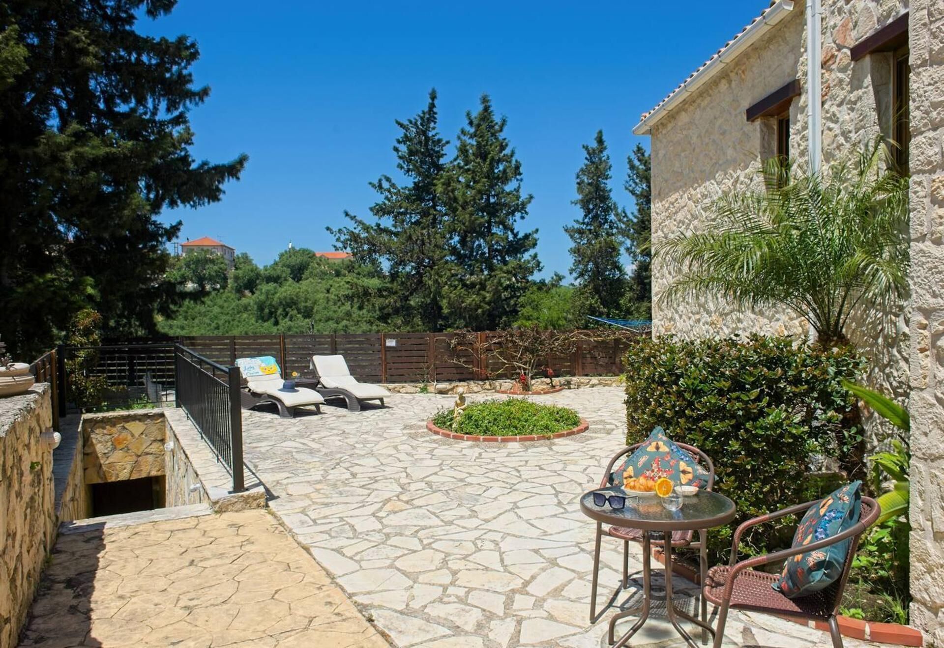 Villa | Restaurante al aire libre